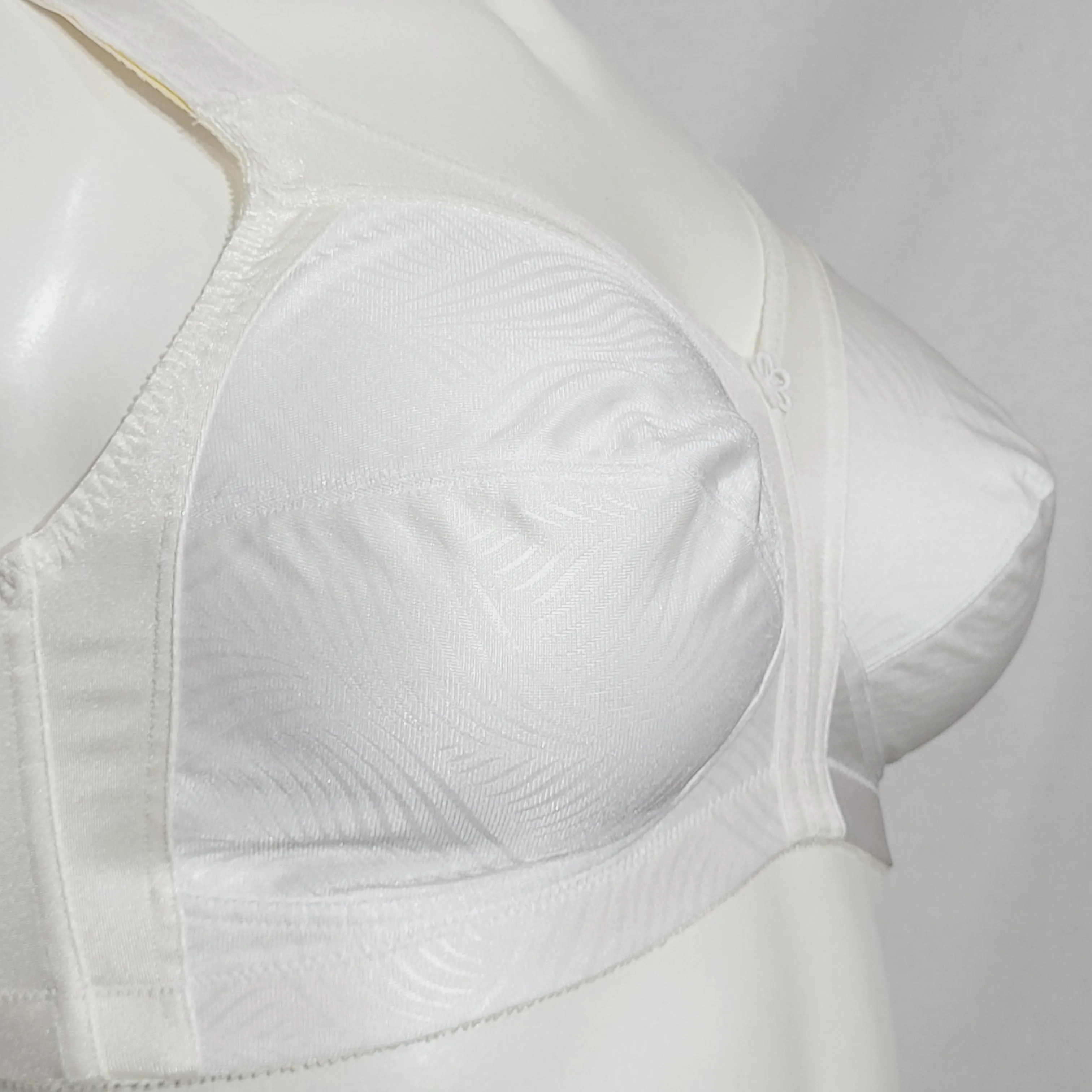 Exquisite Form 2558 Jacquard Satin Divided Cup Wire Free Bra 36C White NWOT